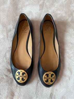 Tory Burch Black Leather Flats with Gold Logo Medallion size 7.5